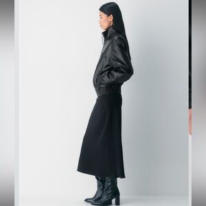 Aritzia | Wilfred Devotion Skirt Size 4 Black
Slip Crepe Skirt LIKE NEW